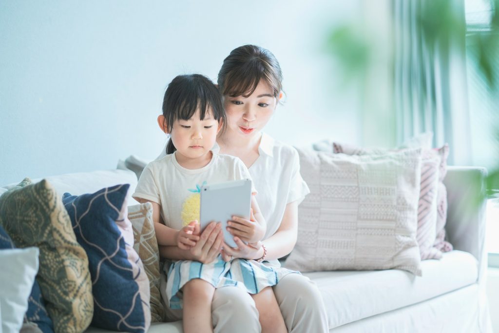 E-Books for Busy Parents: How to Fit Reading into a Packed Schedule