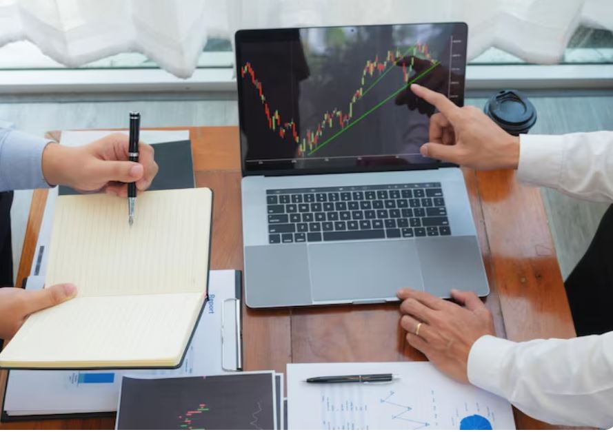 Cash-rich corporations eye record buybacks as market volatility mounts