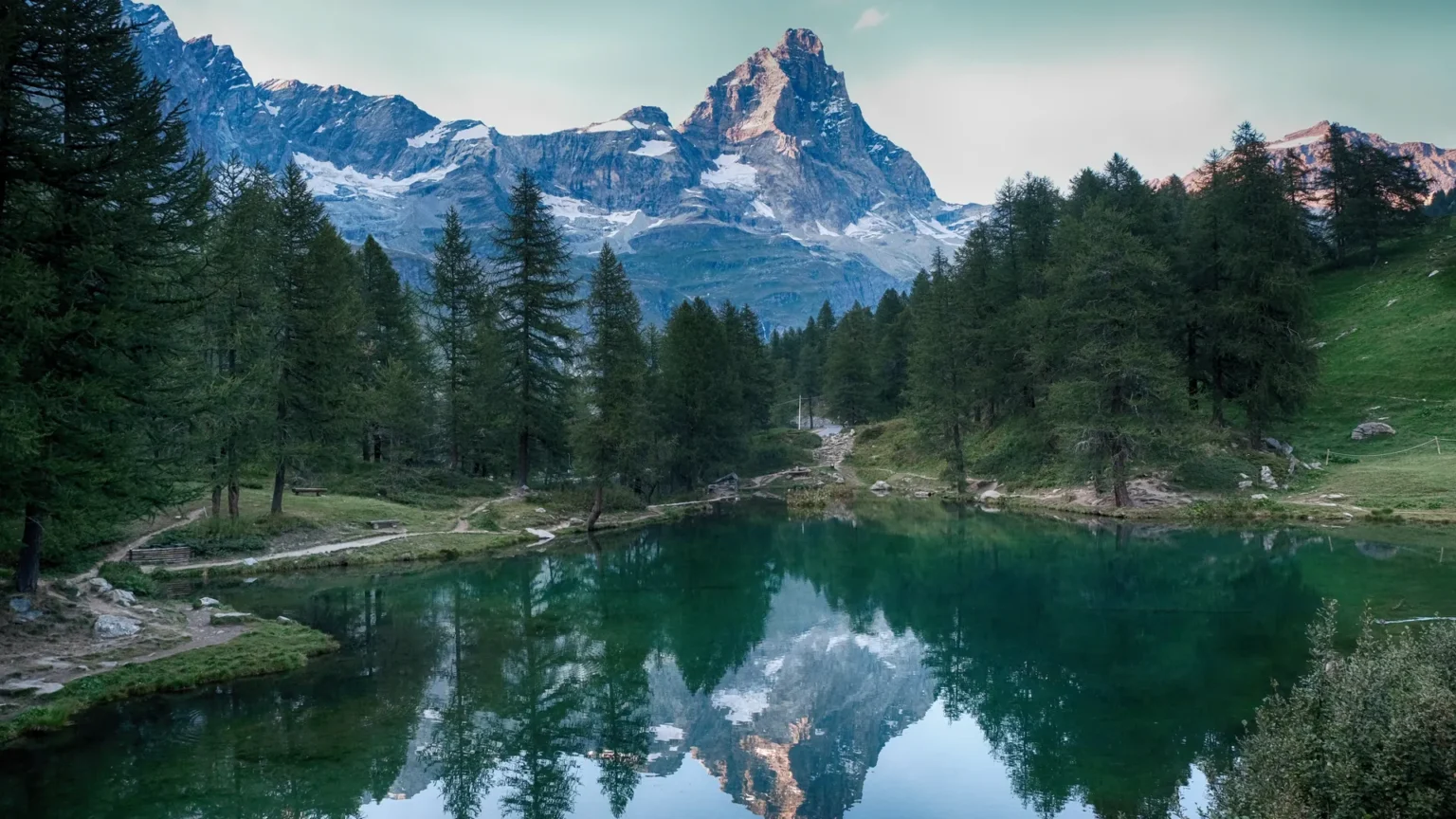 Why Do So Many Travellers Search for Hotels with a Spa in Cervinia Facing the Matterhorn?